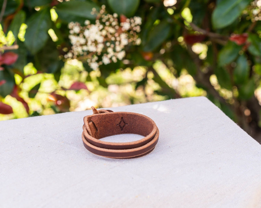 V leather bracelet brown